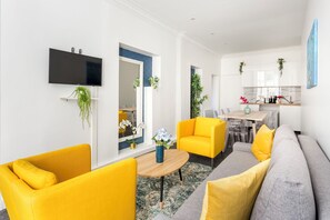 Apartment | Living area | 32-inch Smart TV with cable channels, Netflix, streaming services - Merveil Family Suite - Saint Denis II (Paris)