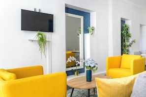 Appartamento | Area soggiorno | Smart TV 32 pollici con canali via cavo, Netflix, servizi in streaming