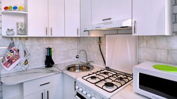 Frigorifero, microonde, forno, piano cottura