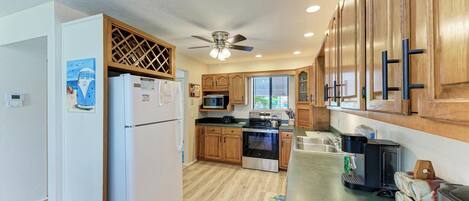 Refrigerador, microondas, placa de cocina