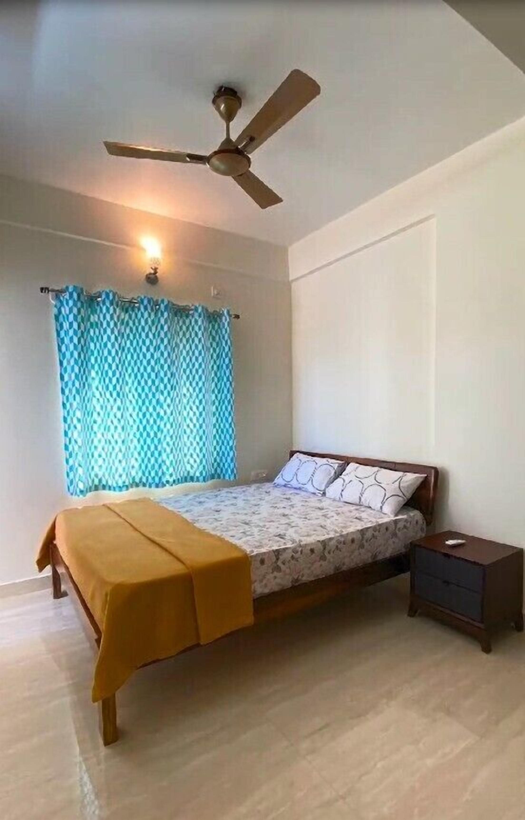 클래식 아파트 | 각각 다른 스타일의 인테리어, 각각 다르게 가구 비치, 책상, 노트북 작업 공간