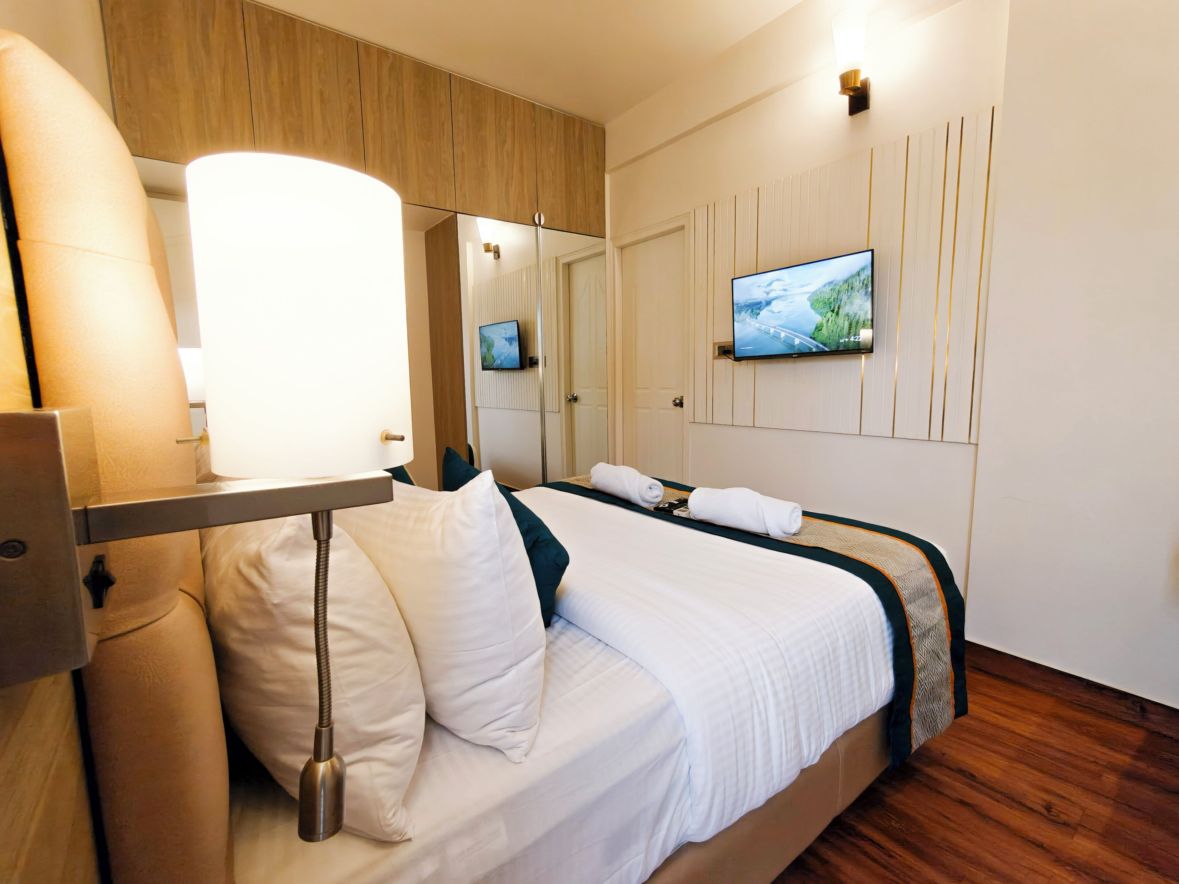 Apartamento de lujo | Decoración individual, mobiliario individual, escritorio