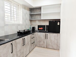 Appartement Prestige | Cuisine privée | Réfrigérateur, four à micro-ondes, surface de cuisson