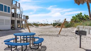 House, 2 Queen Beds (John's Pass-Time Beach Cottage #1) | Outdoor dining