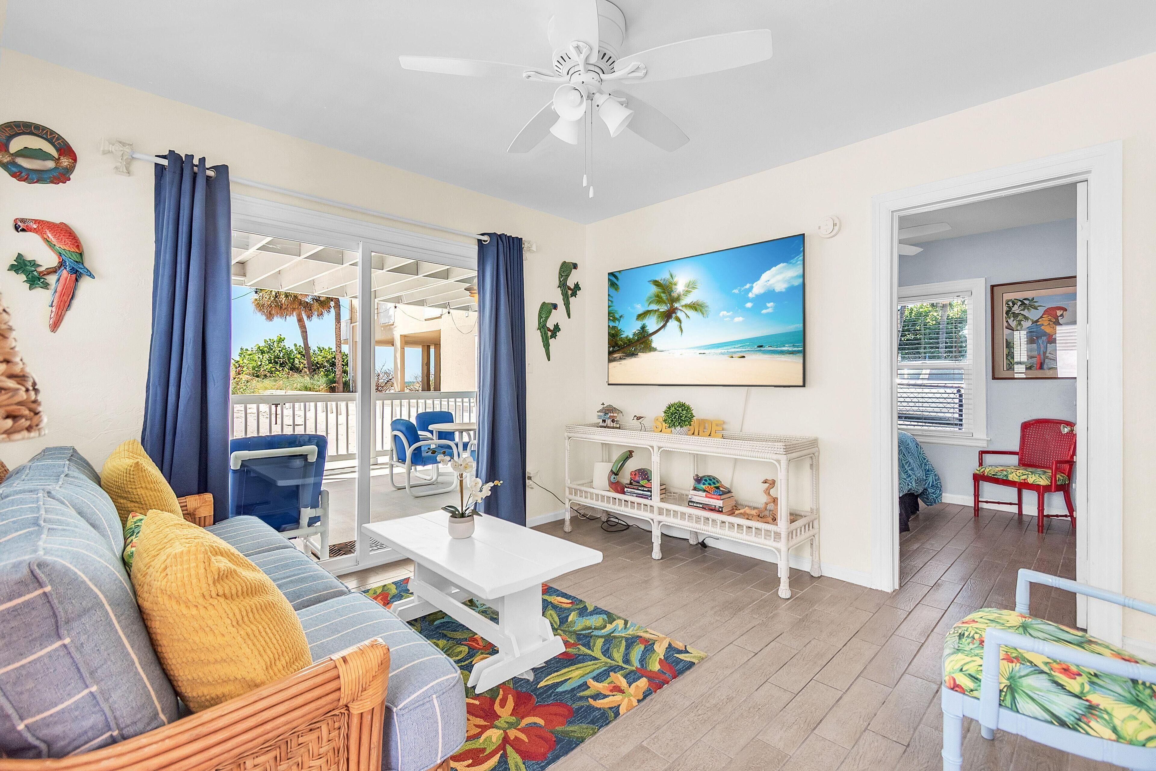 House, 2 Queen Beds (John's Pass-Time Beach Cottage #1) | Living area