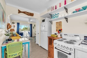 House, 2 Katil Ratu (Queen) (John's Pass-Time Beach Cottage #1) | Dapur peribadi | Ketuhar, pembakar roti 