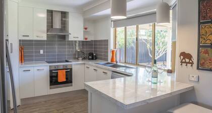 Stays With Ripley 3 Minutes Drive to Hospital and Beach Pet Friendly