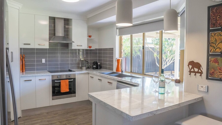 Stays With Ripley 3 Minutes Drive to Hospital and Beach Pet Friendly