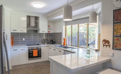 Stays With Ripley 3 Minutes Drive to Hospital and Beach Pet Friendly