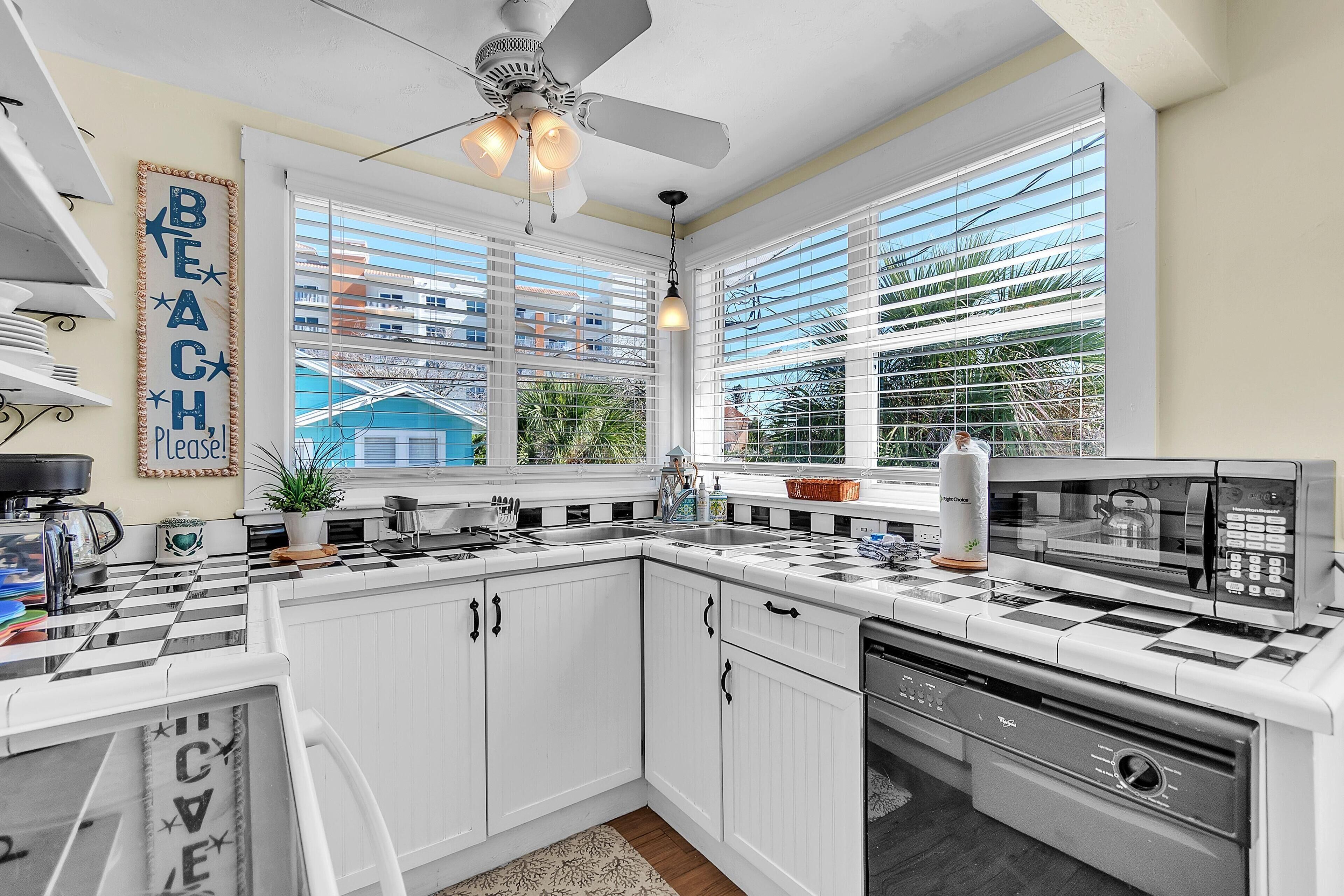 House, 2 Queen Beds (John's Pass-Time Beach Cottage #2) | Private kitchen