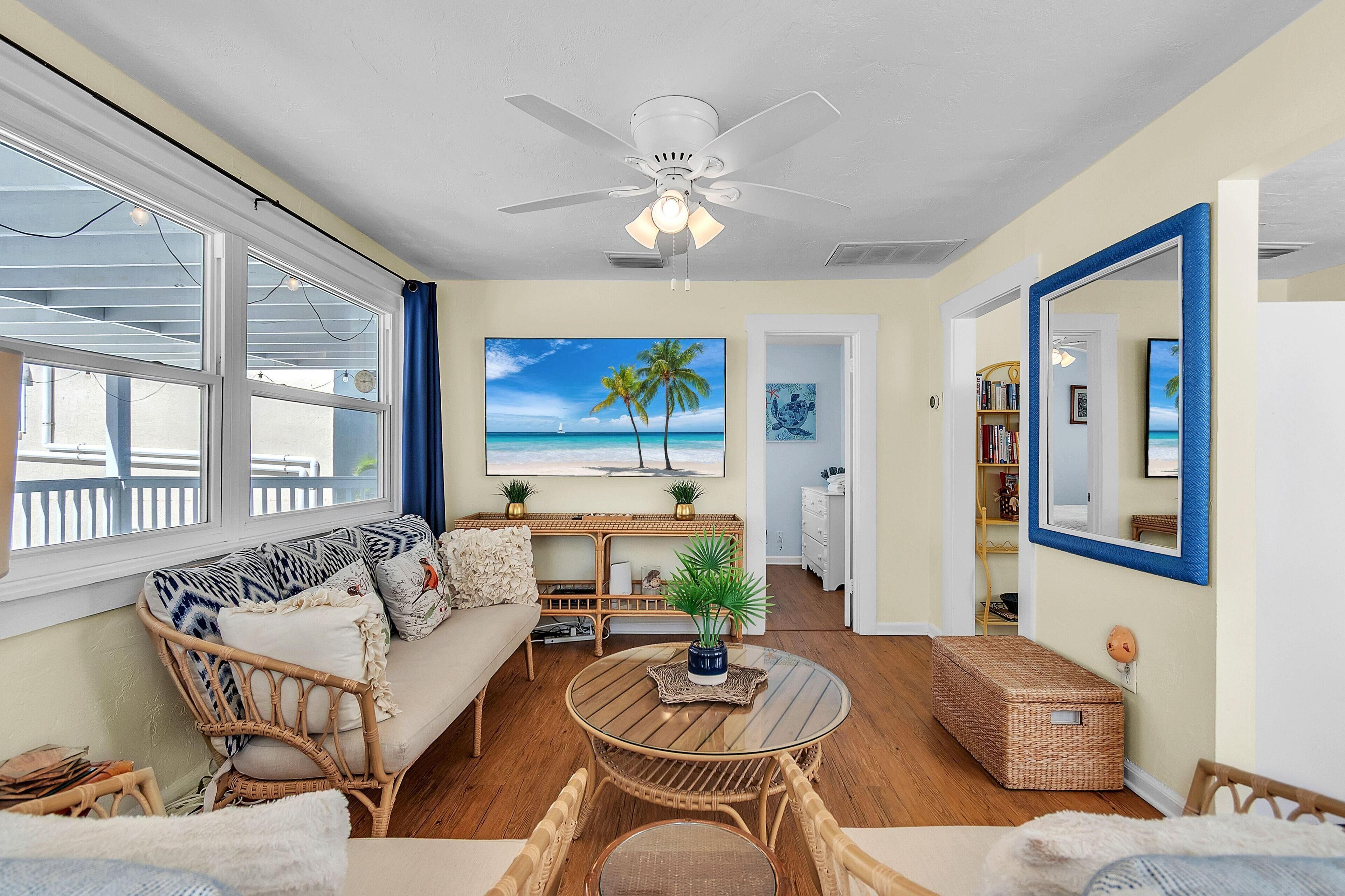 House, 2 Queen Beds (John's Pass-Time Beach Cottage #2) | Living area