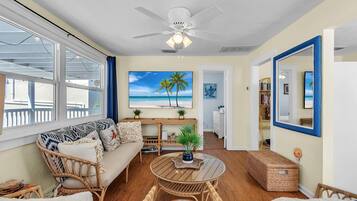 House, 2 Queen Beds (John's Pass-Time Beach Cottage #2) | Living area