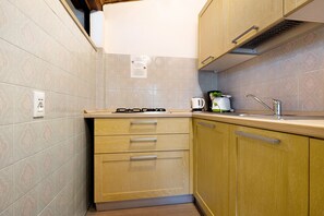 Refrigerador, cafetera/tetera, utensilios de cocina