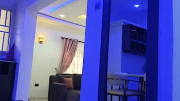 House, 4 Bedrooms, Balcony | Living room | Books