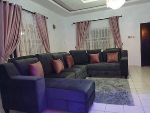 House, 4 Bedrooms, Balcony | Living room