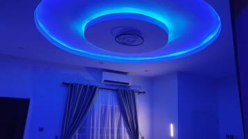 House, 4 Bedrooms, Balcony | Interior