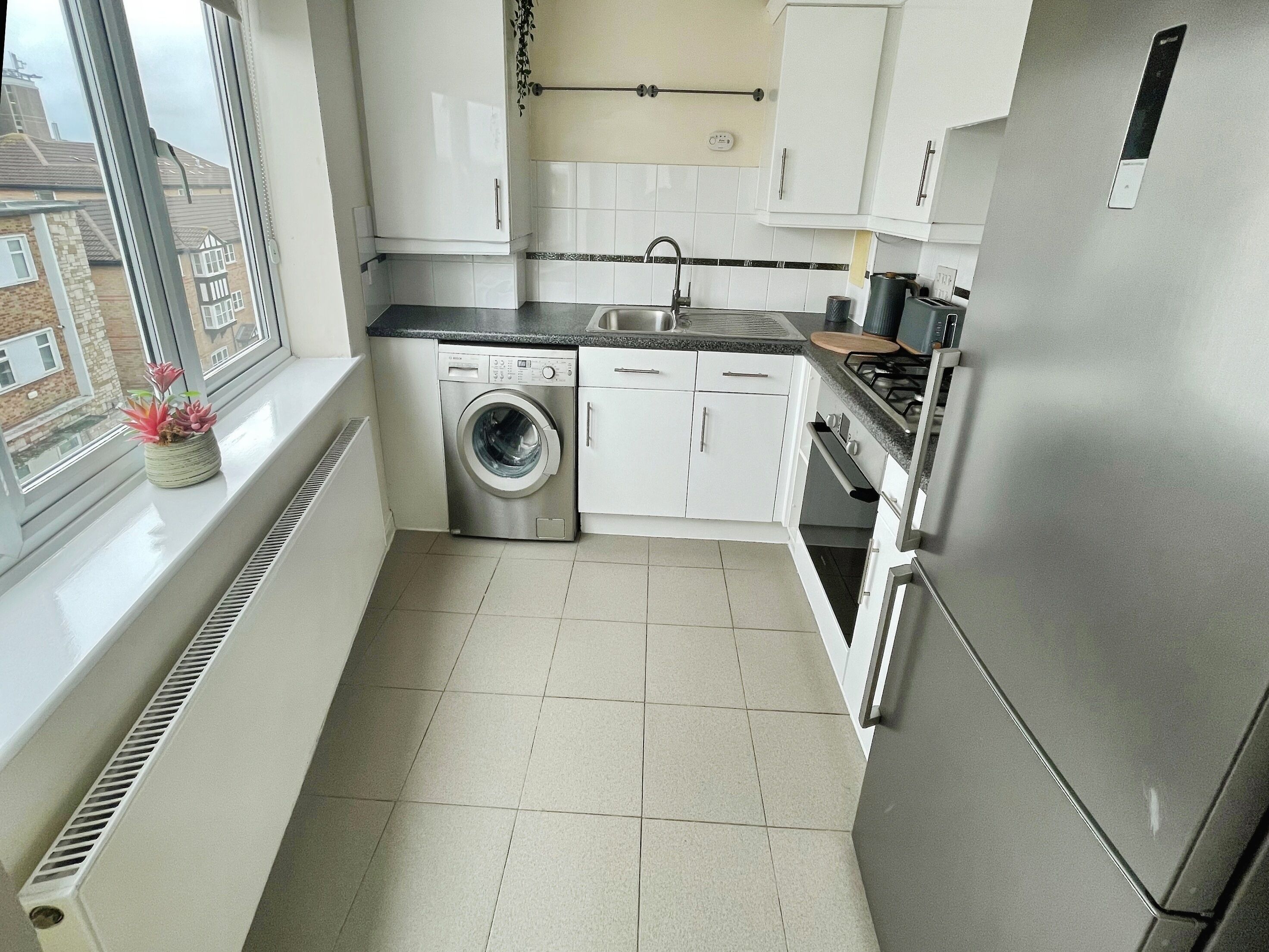 Fridge, oven, stovetop, coffee/tea maker