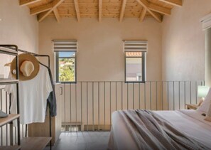 Een kluis op de kamer, een strijkplank/strijkijzer, gratis wifi