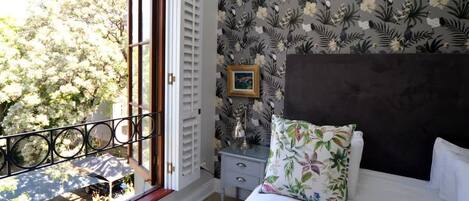 1 quarto, escrivaninha, ferros/tábuas de passar roupa, berço de viagem