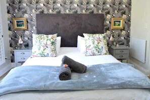 1 sovrum, skrivbord, strykjärn/strykbräda och resesäng