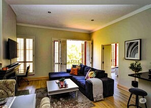 Tv, eldstad och kontor