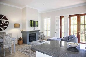 TV, fireplace, offices - Sandton Central |Back-upPower|Fireplace|1km 2Malls (Sandton)