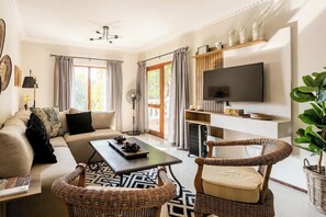 テレビ、書斎 / ワークスペース