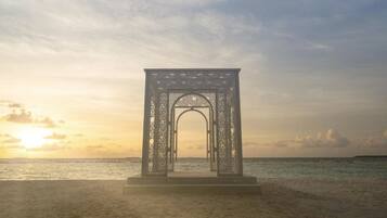 Vlak bij het strand, ligstoelen