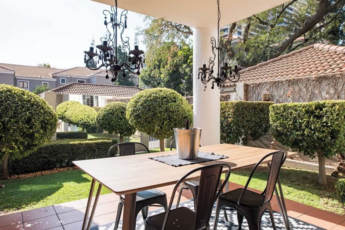 屋外ダイニングエリア