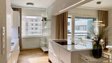 Jääkaappi, mikroaaltouuni, uuni, liesi