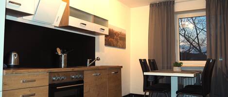 Kühlschrank, Mikrowelle, Ofen, Herdplatte