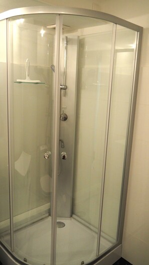 Douche, sĂšche-cheveux, serviettes fournies, savon