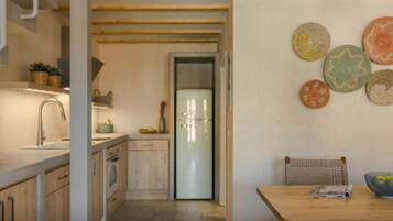 Fridge, oven, stovetop, coffee/tea maker
