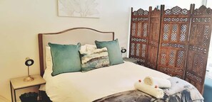 Tabla de planchar con plancha, wifi y ropa de cama