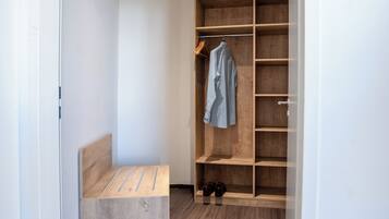 Comfort Studio, Non Smoking, City View | Wardrobe