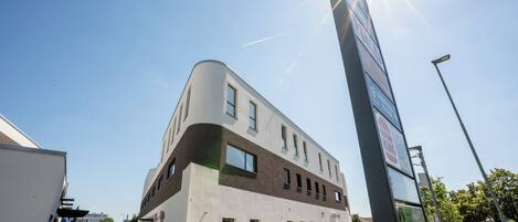 Vista frontal de la propiedad