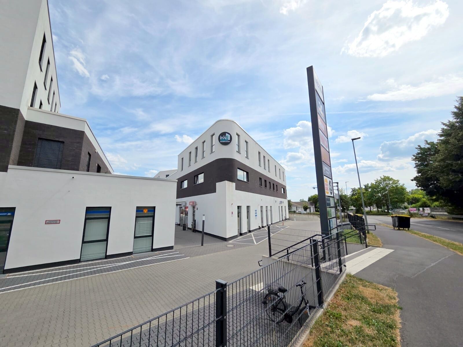 Un bâtiment moderne doté d’un toit plat et d’une enseigne.