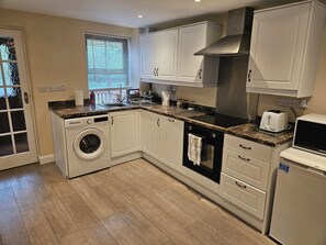 Mikrowelle, Ofen, Herdplatte, Geschirrspüler