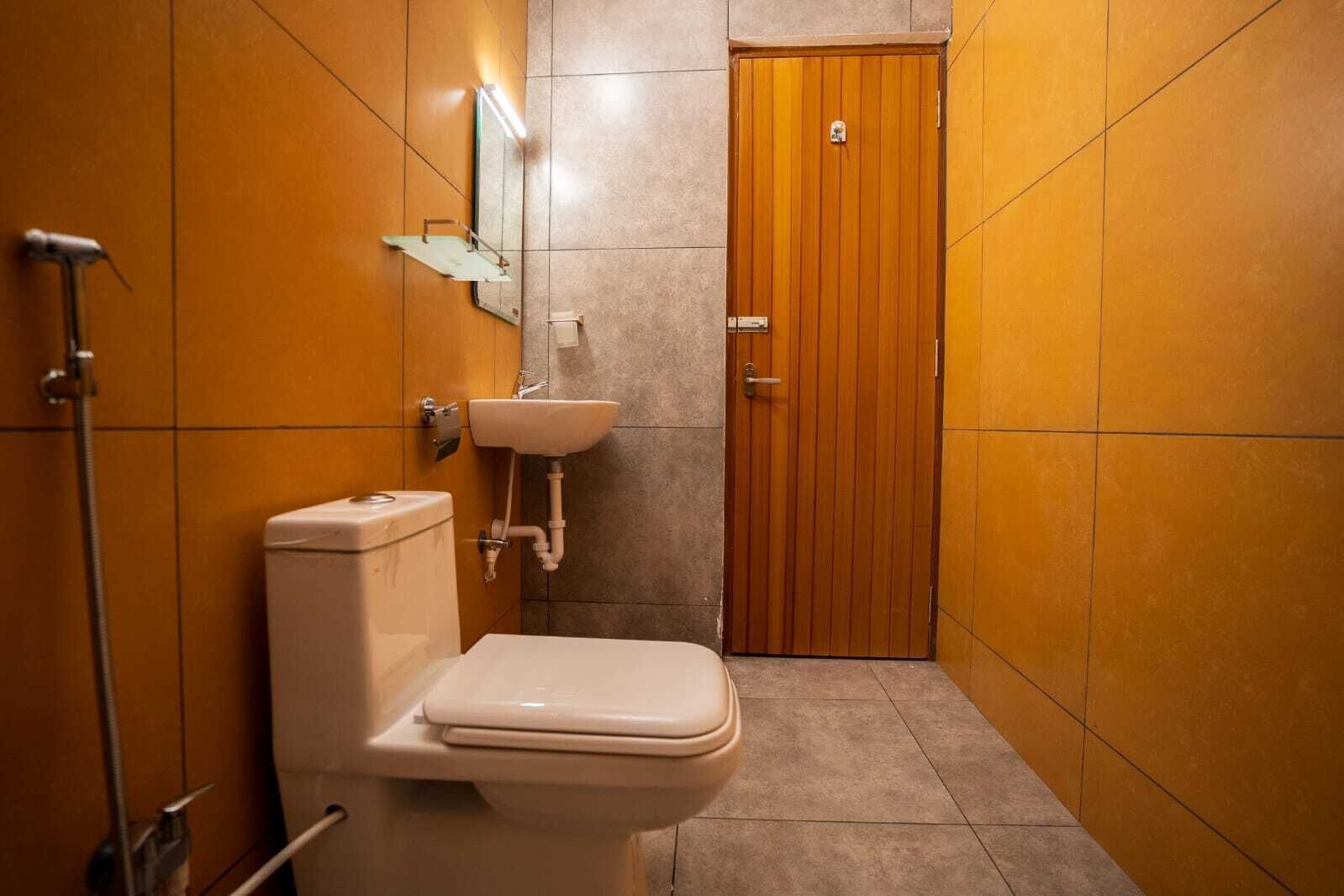 Dusj, hårføner, håndklær og såpe