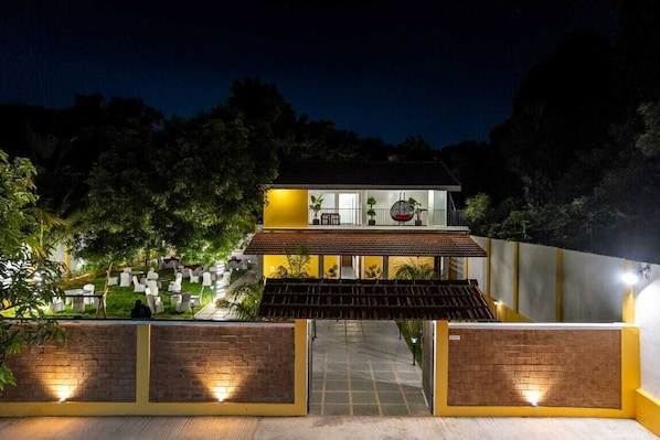 Outdoor dining - La Meadow Villa | 5 BHK Private Pool Villa at Pondicherry (Puducherry)