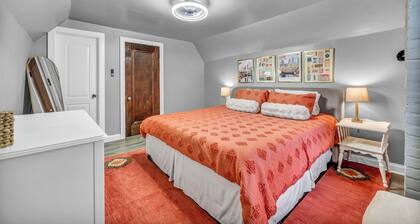 Charming 2BR Top Floor Retreat Near Cleveland Clinic & Downtown