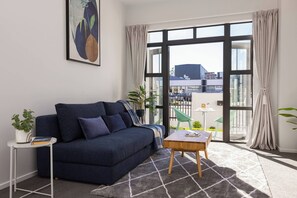 Apartment, 2 Bedrooms, Balcony, City View | Living room | Books