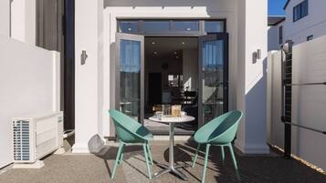 Apartment, 2 Bedrooms, Balcony, City View | Outdoor dining