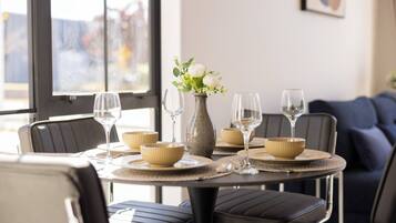 Apartment, 2 Bedrooms, Balcony, City View | Dining room