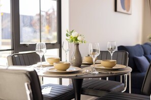 Apartment, 2 Bedrooms, Balcony, City View | Dining room