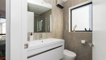 Apartment, 2 Bedrooms, Balcony, City View | Bathroom