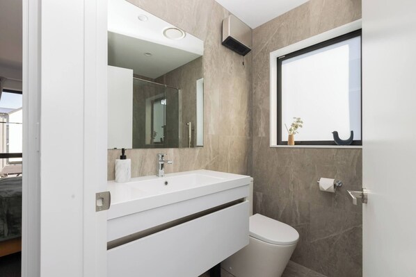 Apartment, 2 Schlafzimmer, Balkon, Stadtblick | Badezimmer