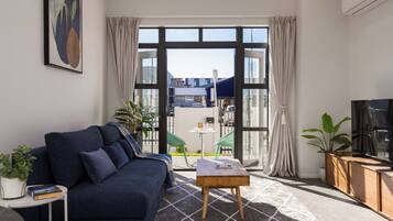 Apartment, 2 Bedrooms, Balcony, City View | Living room | Books