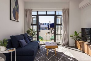 Apartment, 2 Bedrooms, Balcony, City View | Living room | Books