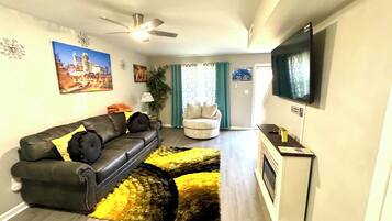 Una televisión, una chimenea